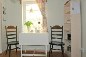 kuchnia z 2 krzesłami, stołem i oknem w obiekcie Koidula Pesa w mieście Haapsalu