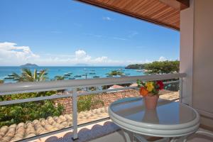 Hotel Atlântico Búzios Convention في بوزيوس: طاولة على شرفة مطلة على المحيط
