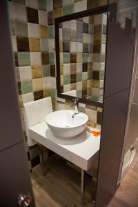 La salle de bains est pourvue d'un lavabo et d'un miroir. dans l'établissement Kasa Kata, à Grenade