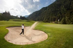 Un homme debout dans le sable sur un parcours de golf dans l'établissement Haus Veidlis, Familie Obkircher, à Sankt Jakob in Defereggen