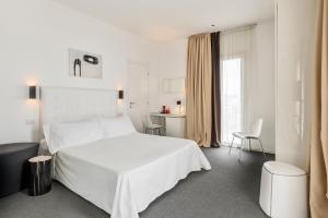 A bed or beds in a room at Hotel Fedora Riccione