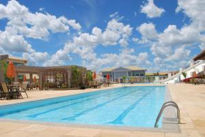 una piscina en un complejo con un cielo nublado en diRoma Lacqua - Achei Ferias, en Caldas Novas