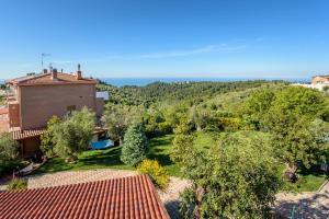 uma vista aérea de uma casa com um jardim em Villa Moreschi em Vico del Gargano