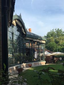 een gebouw met veel ramen en planten bij La Casa Del Pittore in Venetië