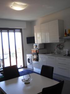 A kitchen or kitchenette at Appartamento Bordighera