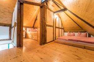 een kamer met 2 bedden op een zolder bij Hexenhaus auf Rügen in Rappin