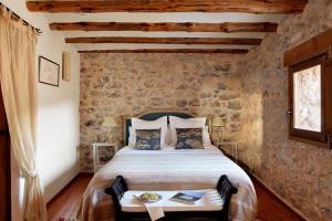 A bed or beds in a room at Hotel Mas de la Serra