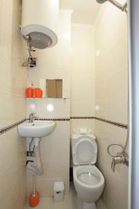 Koupelna v ubytování Sukhum City Mini Hotel + 37 fotografií
