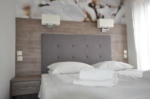 Łóżko lub łóżka w pokoju w obiekcie Pass Hotel
