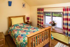 1 dormitorio con cama y ventana en 1 Tan Yr Eglwys Barn Cottage, en Pontardawe