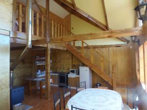 NotuélにあるChile Lodge - Lago Huillincoのテーブル付きの部屋 +22枚の写真