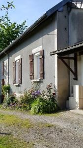 dom z oknami i kwiatami przed nim w obiekcie La Grive d'Arce w mieście Merrey-sur-Arce