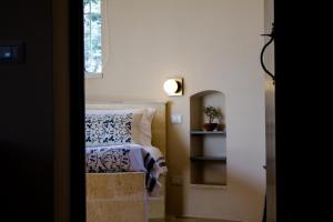 sypialnia z łóżkiem i oknem w obiekcie Regina di Ulivi w mieście Ostuni
