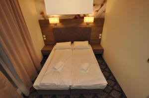 Łóżko lub łóżka w pokoju w obiekcie Pass Hotel
