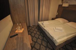Łóżko lub łóżka w pokoju w obiekcie Pass Hotel