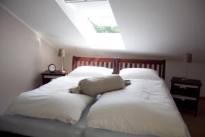 Una cama con dos almohadas encima en un dormitorio. en SEASIDE APARTMENTS - SUNNY BLUE, en Eckernförde