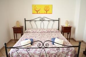 レウカにあるHome Family Leucaのベッドルーム1室(ベッド1台、ナイトスタンド2台、テーブル2台付)
