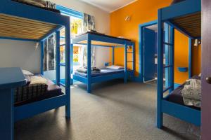 Tempat tidur susun dalam kamar di Sequoia Lodge Backpackers