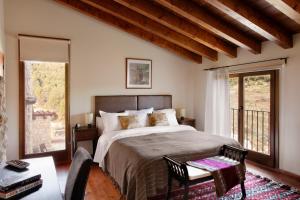 A bed or beds in a room at Hotel Mas de la Serra