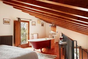 A bed or beds in a room at Hotel Mas de la Serra