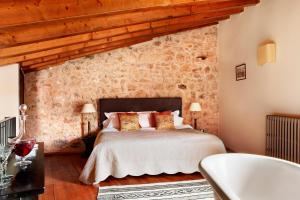 A bed or beds in a room at Hotel Mas de la Serra