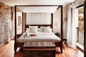 A bed or beds in a room at Hotel Mas de la Serra