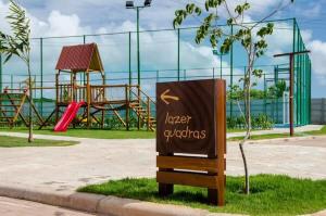 un cartel en un parque con parque infantil en Nui Supreme Beach Living, en Porto de Galinhas