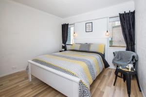 A bed or beds in a room at Mountain View, Kirwan 21