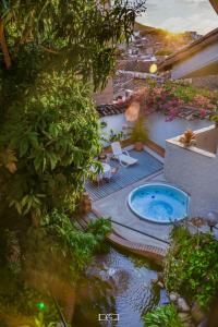 un patio trasero con bañera de hidromasaje en medio de un patio en Macondo Hostel en San Gil