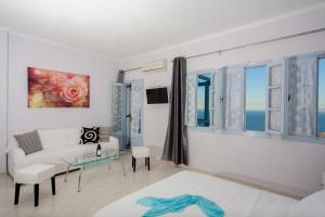 Una televisión o centro de entretenimiento en Luna Rossa Santorini