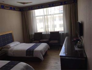 Łóżko lub łóżka w pokoju w obiekcie Overseas Tibetan Hotel
