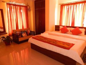 1 dormitorio con 2 camas y almohadas rojas en Eastin Homestay, en Guwahati