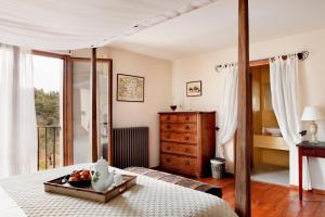 A bed or beds in a room at Hotel Mas de la Serra