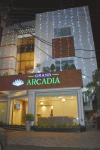 un gran cartel de argoria en el lado de un edificio en Grand Arcadia, en Tiruchchirāppalli