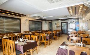 范兰德凡维伦达文巴瑟拉布里吉布密酒店的餐厅里有桌椅的餐厅