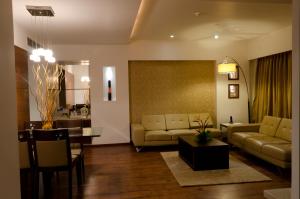 Posezení v ubytování Ramee Grand Hotel and Spa, Pune