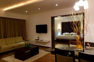 TV a/nebo společenská místnost v ubytování Ramee Grand Hotel and Spa, Pune