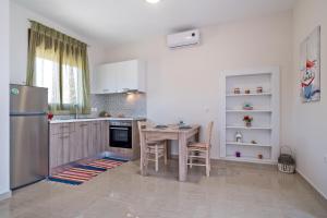 Kuchyň nebo kuchyňský kout v ubytování Triopetra view villa Elysian
