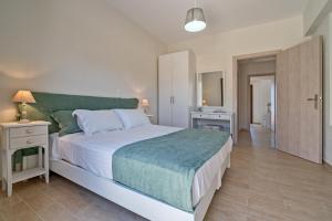 Postel nebo postele na pokoji v ubytování Triopetra view villa Elysian