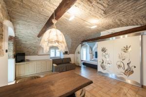 salon z drewnianym stołem i sufitem w obiekcie Appartamenti My Dream w mieście Malcesine