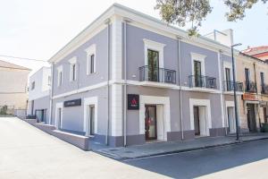 a large building on the side of a street at La Chambre in Paola