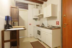A kitchen or kitchenette at Apartment Biennale