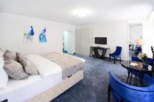 Dormitorio con cama, escritorio y TV en 1st City Apartments, en Viena