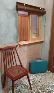 台南的住宿－永福97.1，椅子和箱子坐在橱柜旁