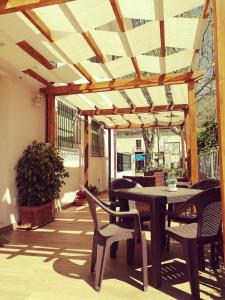 d'une terrasse avec une table et des chaises sous une pergola. dans l'établissement B&B Villa degli Angeli, à Praia a Mare