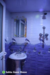 Ένα μπάνιο στο Subha Guest House