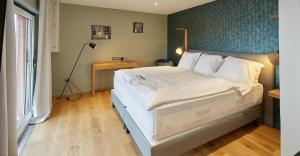 Un pat sau paturi într-o cameră la The Originals Hôtel Le Cise Restaurant Chambres et Suites