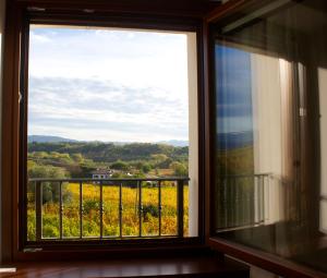 una ventana con vistas a un campo de cultivos en Gigante Wine & Welcome, en Corno di Rosazzo