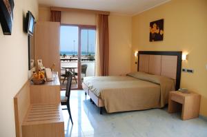 Giường trong phòng chung tại Marc Hotel