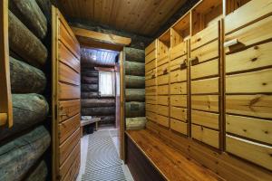 um corredor de cabina de madeira com painéis de madeira em Pikku-Junga em Kuusamo
